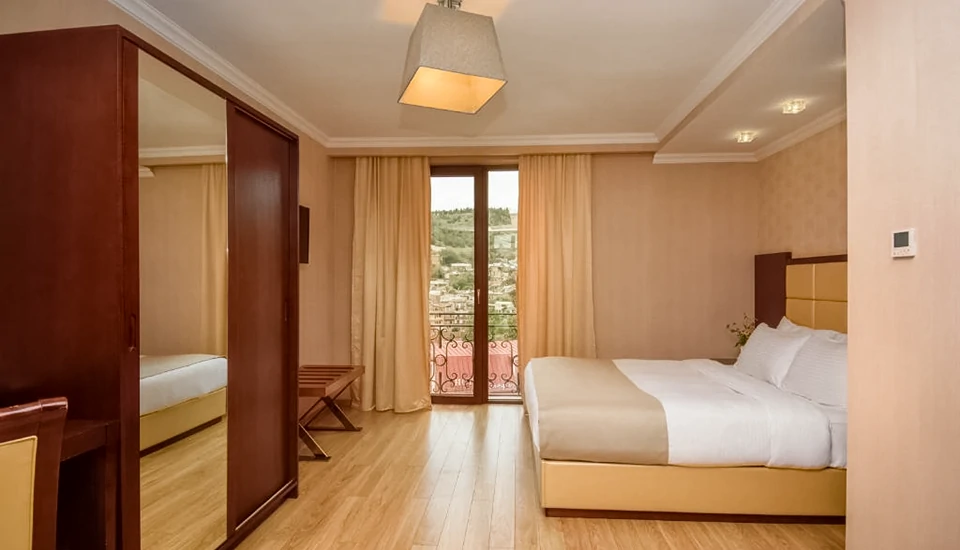 هتل کی ام ام تفلیس